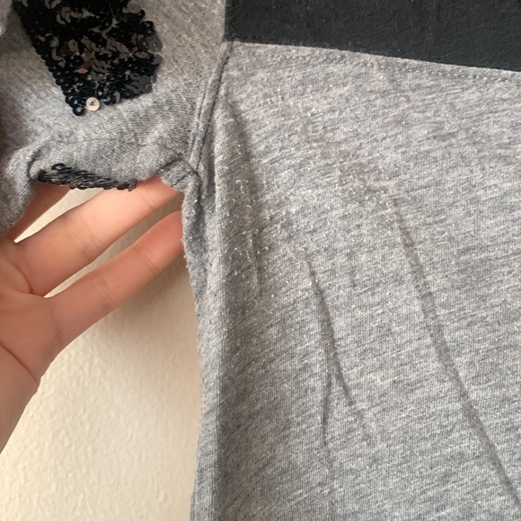 Black and grey t shirt with sequence on the sleeves - Picture 5 of 7